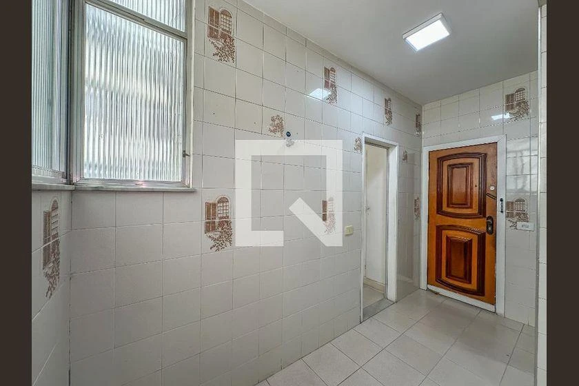 Квартира з 2 спальнями та дерев'яною підлогою або ламінатом — photo 18