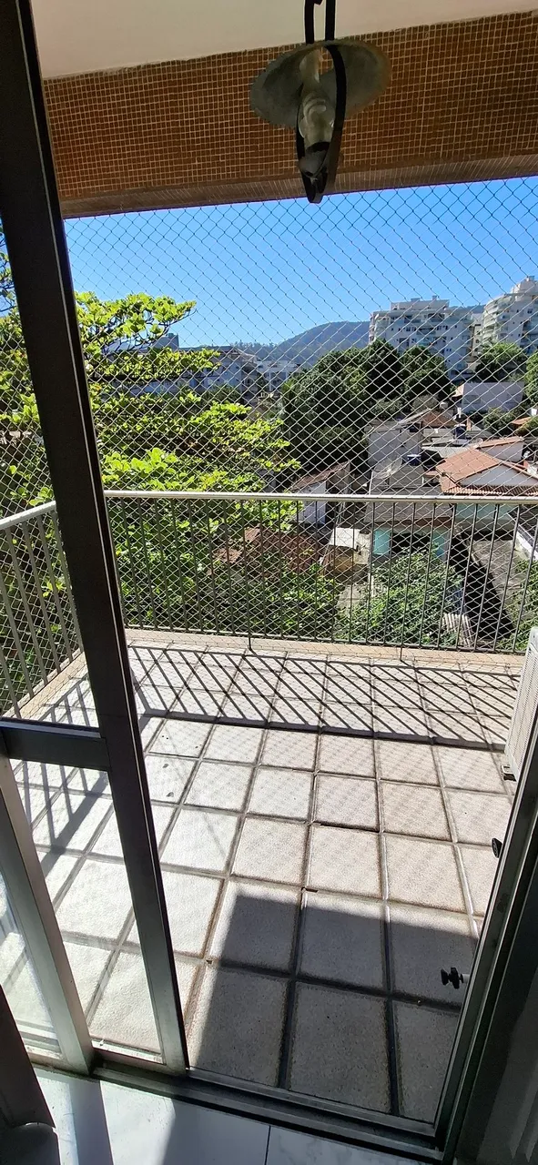 Apartamento sin amueblar con 4 dormitorios y balcón acristalado