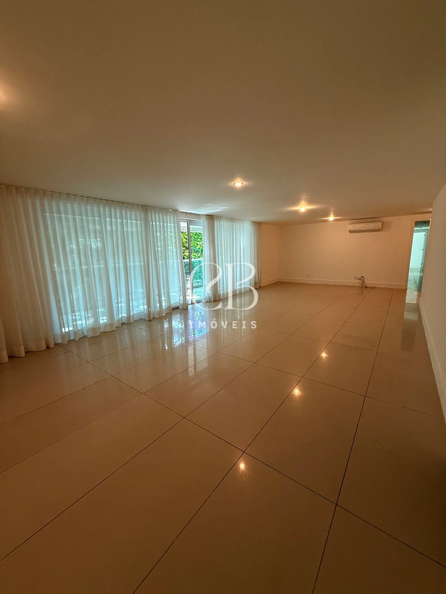Apartment with 4 bedrooms and a balcony in great condition