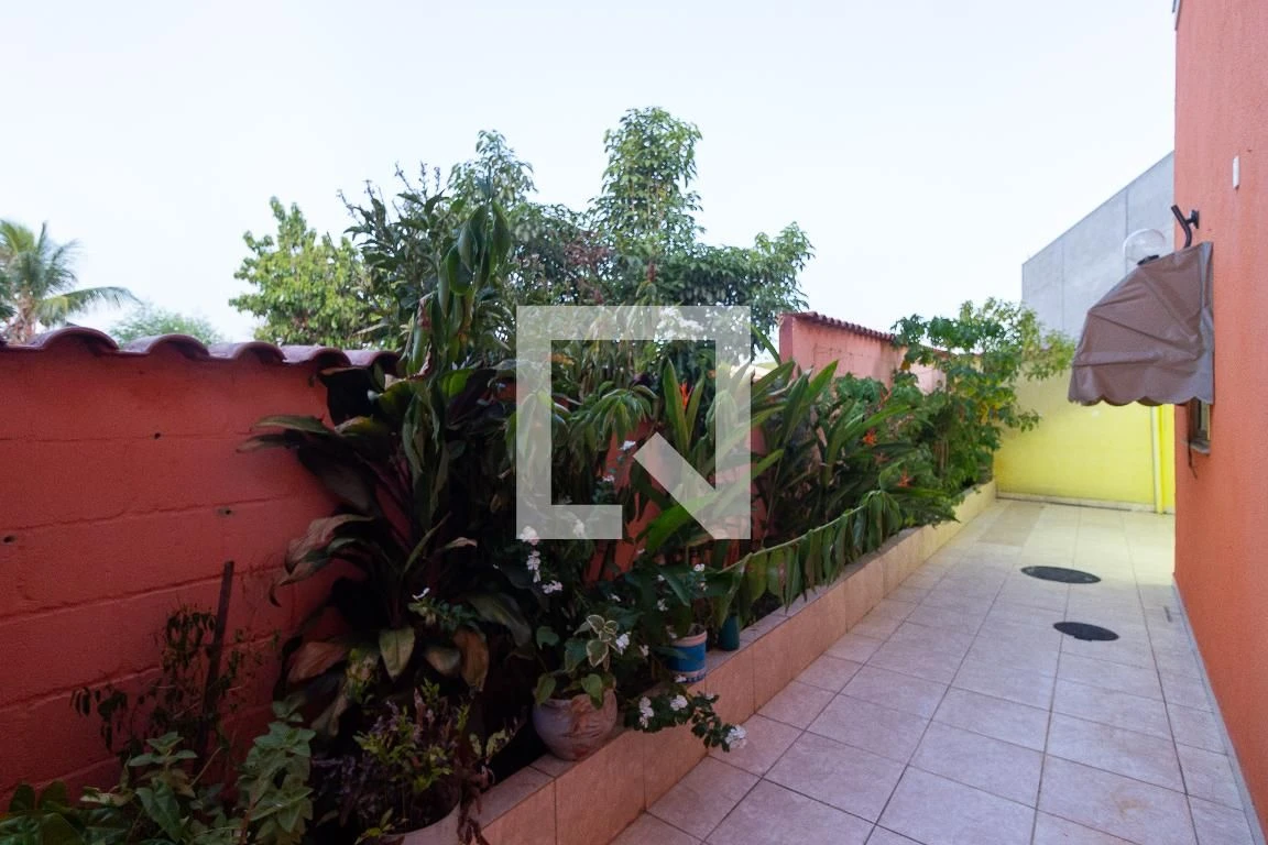 200 m² house with a private BBQ and a private pool — photo 24