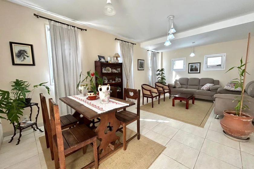 House with 4 bedrooms and a balcony, open kitchen — photo 9