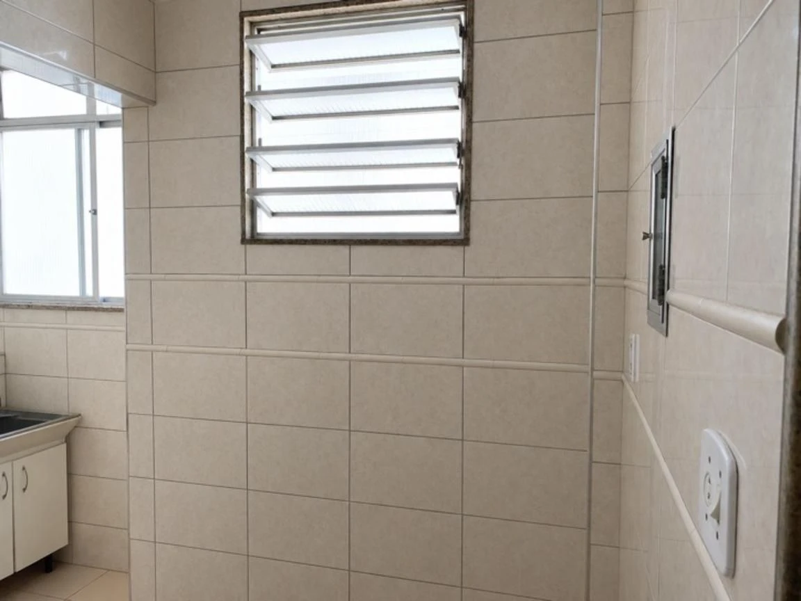 Apartamento com 2 quartos e banheiro com box de vidro — photo 16