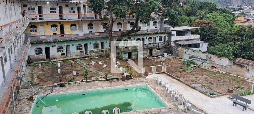 One-bedroom apartment in a building with a pool — photo 11