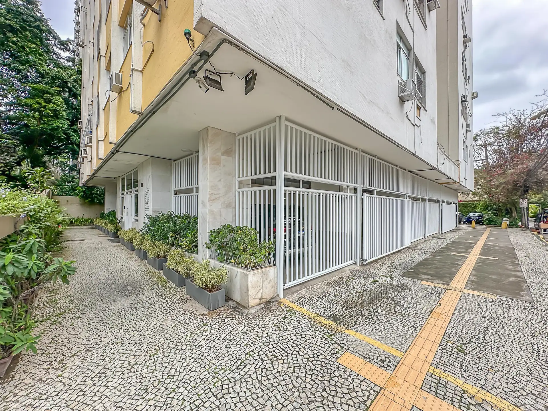 2-bedroom apartment with a glass-enclosed balcony — photo 52