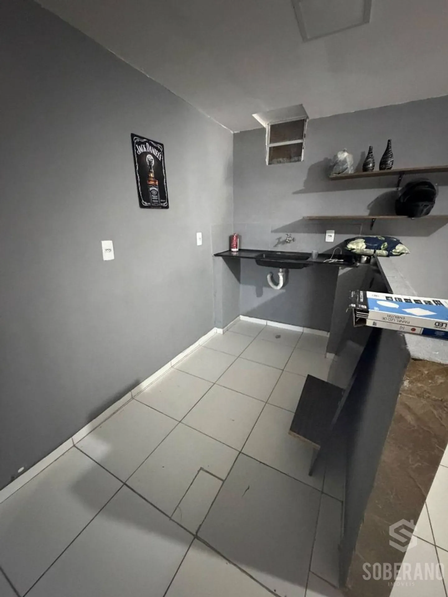 Balcony with a grill in a 6-bedroom house, 360 m² — photo 17