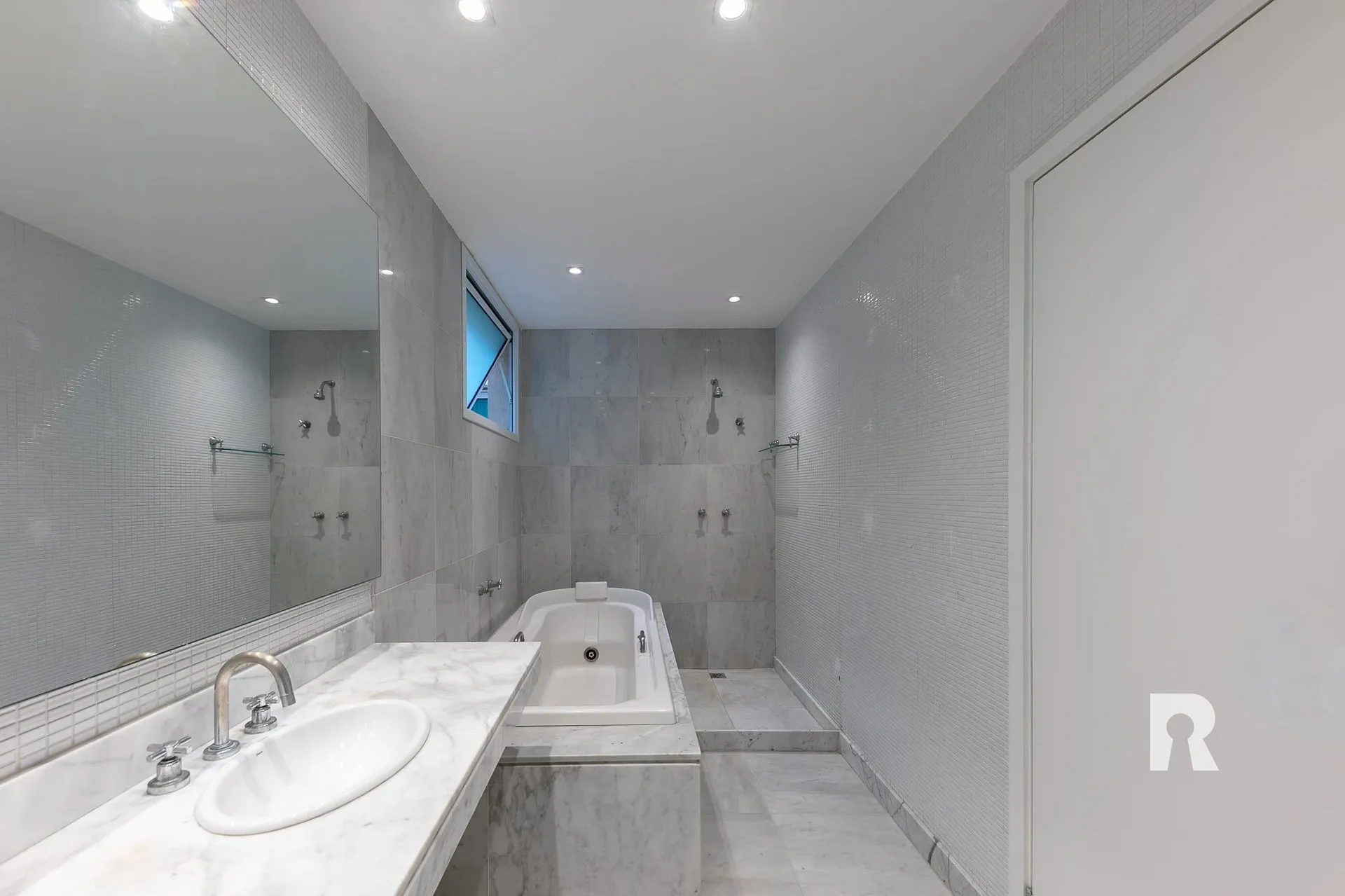 4-bedroom, 5-bath apartment with a balcony — photo 21