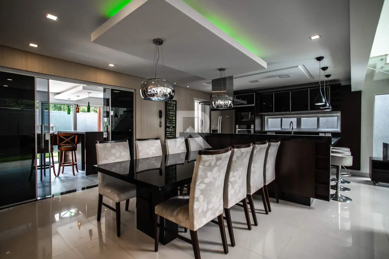Furnished house with 4 bedrooms and 302 m² and a garden — photo 8
