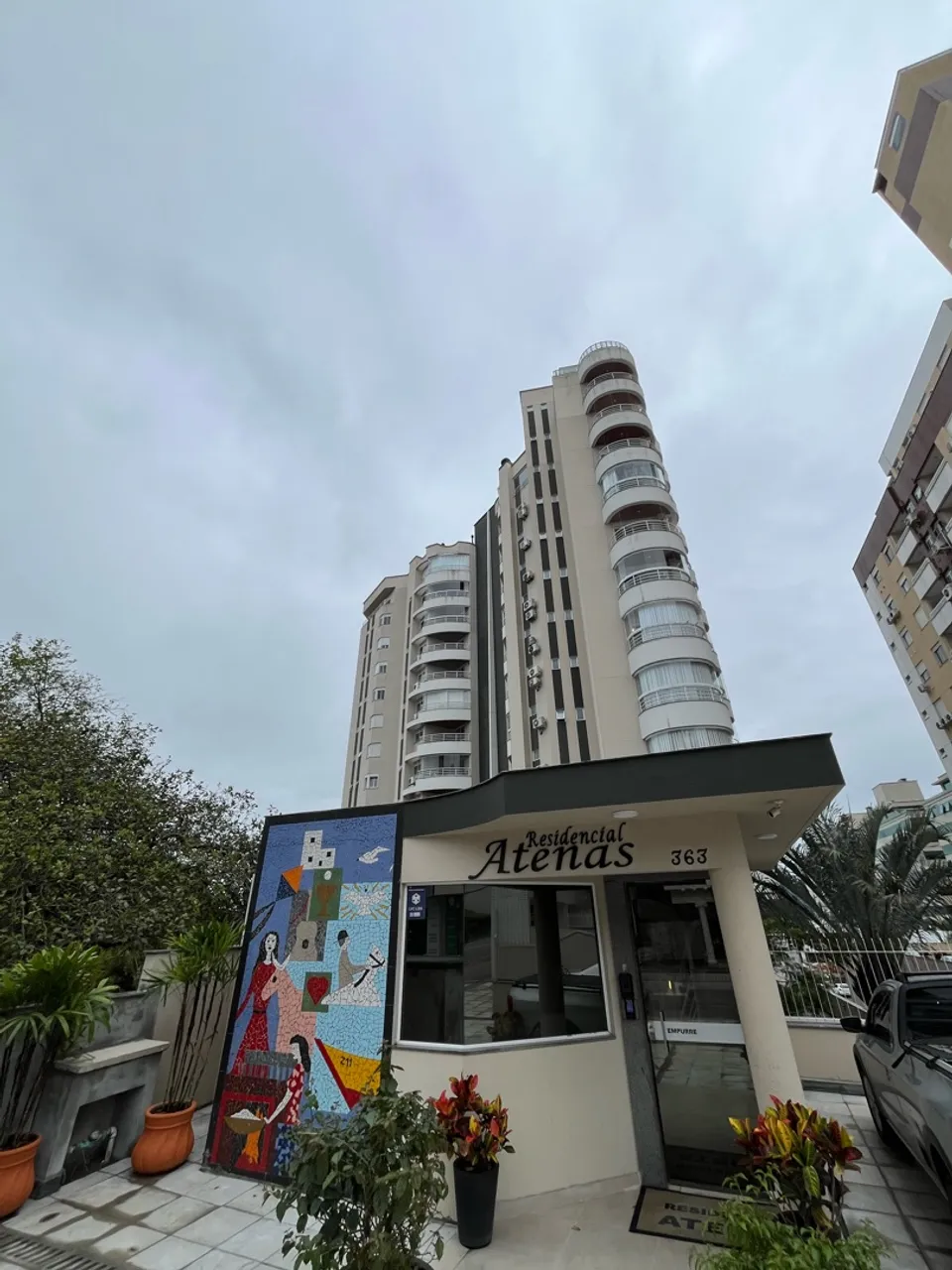 4-bedroom apartment in a building with a pool — photo 5