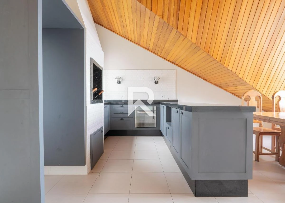 250 m² house with a walk-in closet and a bathtub — photo 20