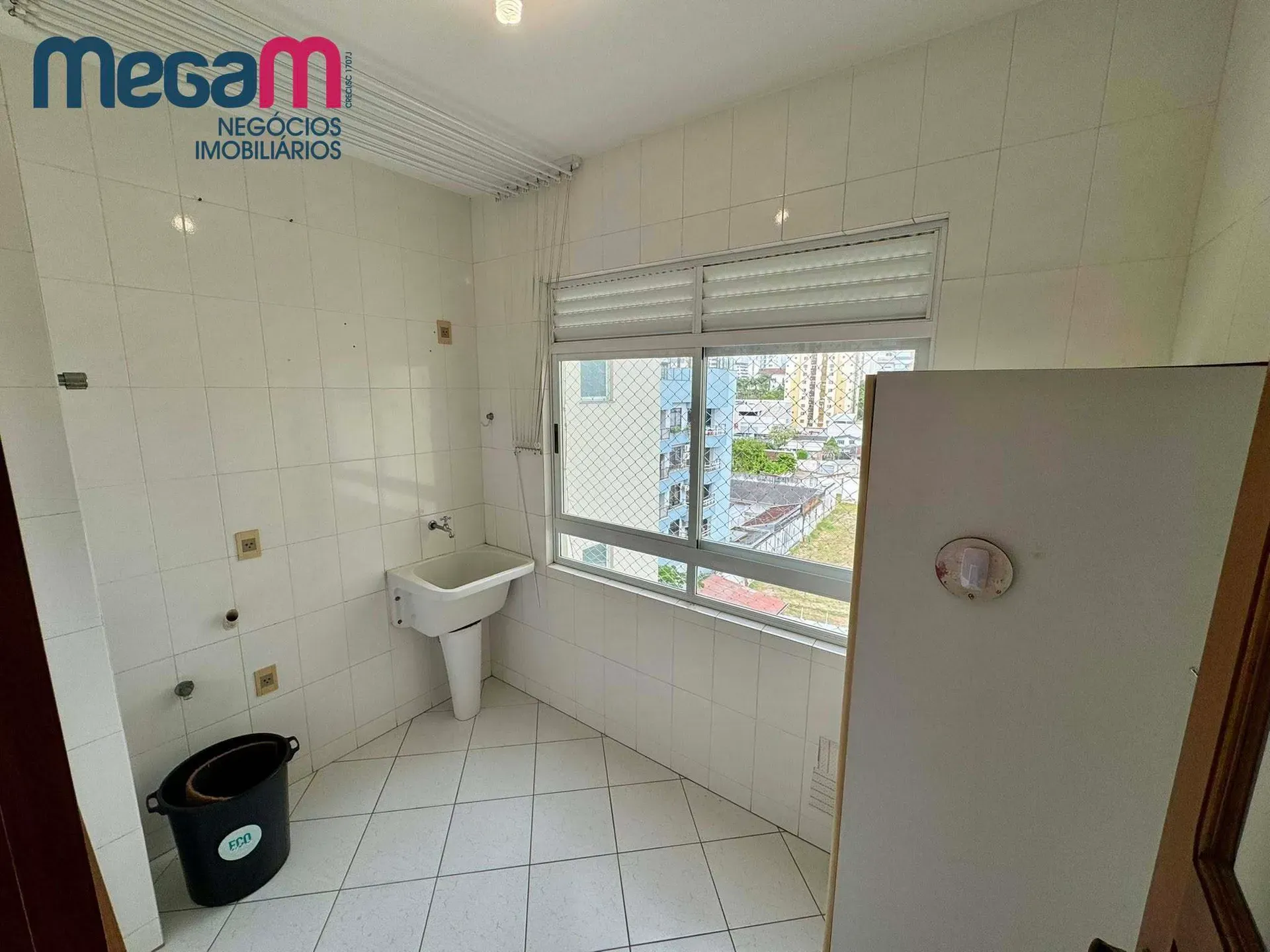 Bathtub in a 4-bedroom apartment, 132 m² — photo 6
