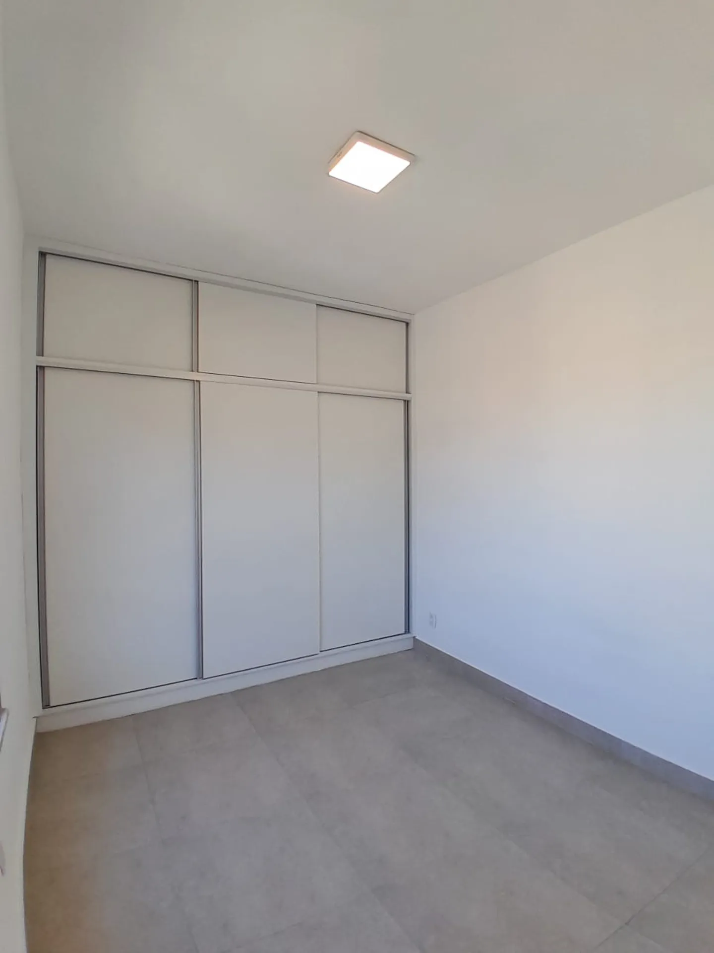 2-bedroom apartment with open-plan kitchen and balcony — photo 4