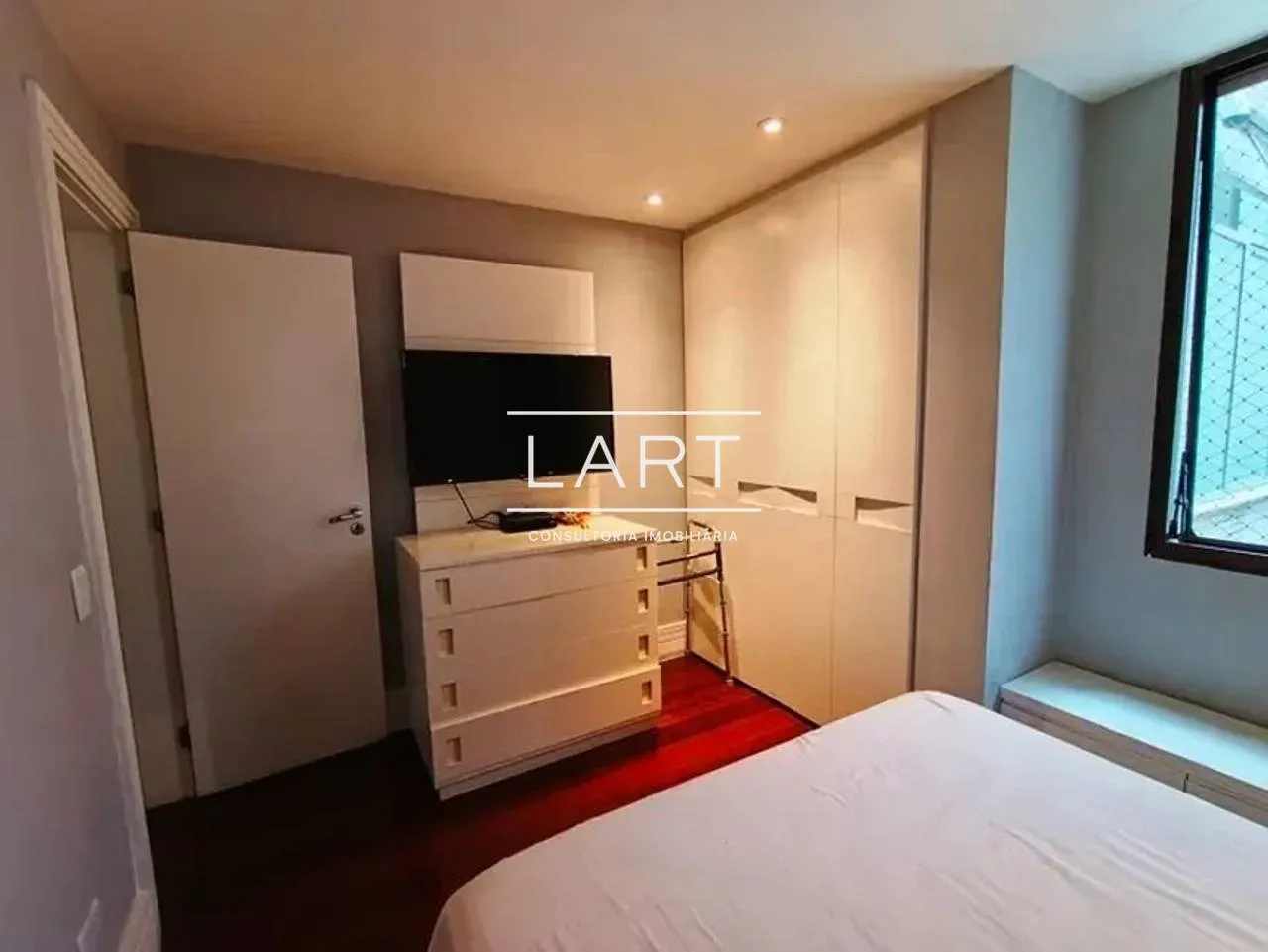 Furnished apartment, 250 m², with floor-to-ceiling windows — photo 2