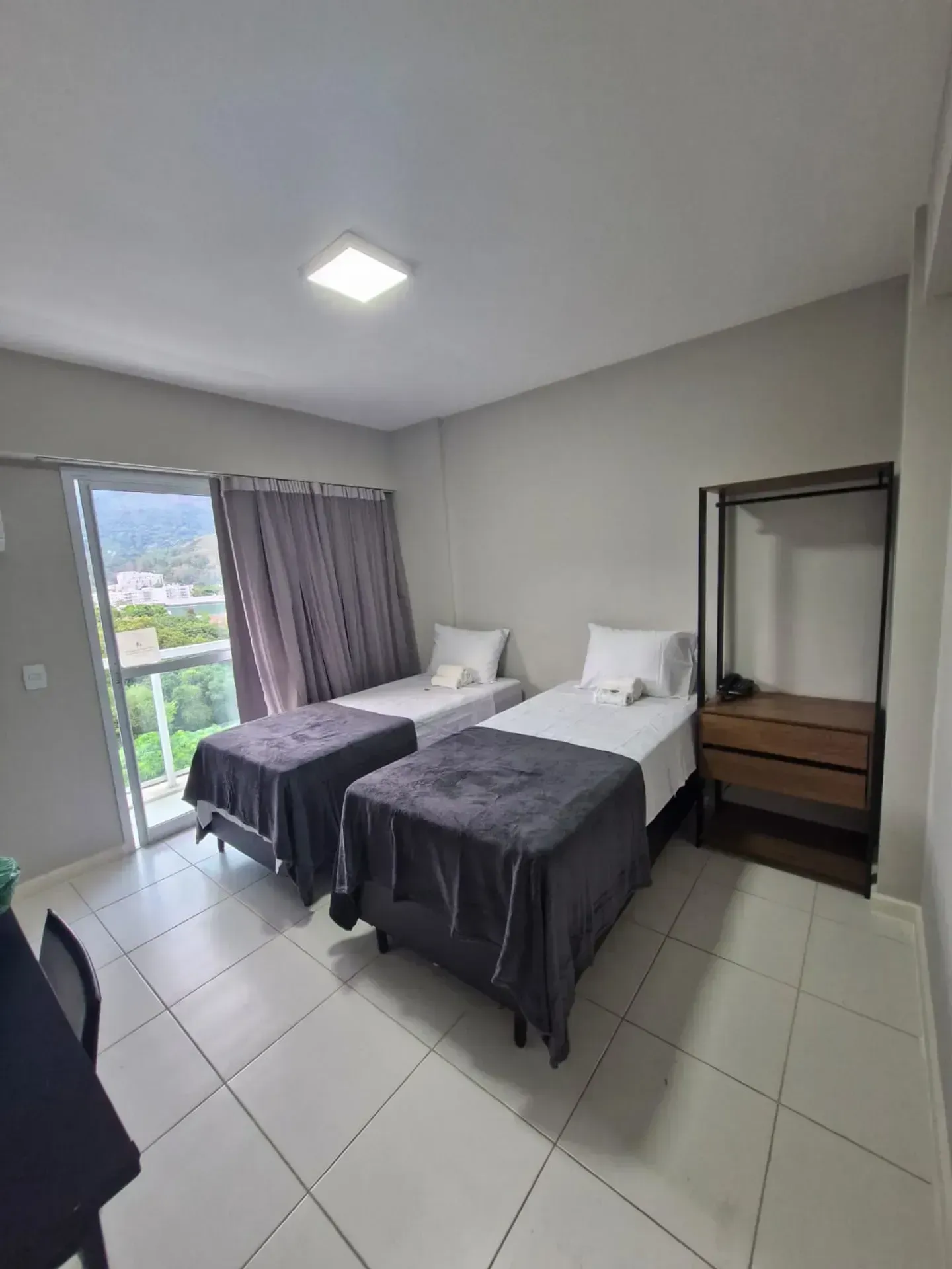 Apartamento com 2 quartos e varanda fechada de vidro — photo 2