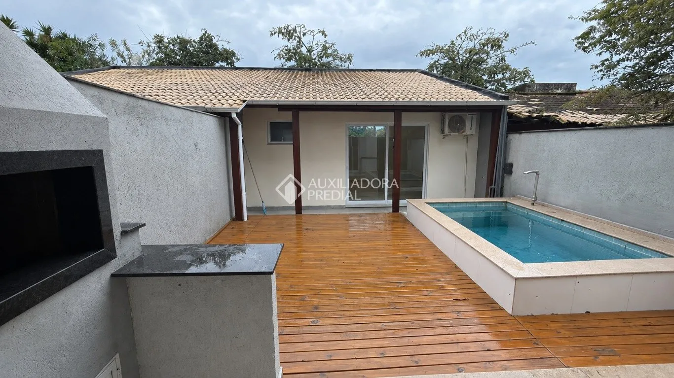 Balcony with a grill in a 4-bedroom house, 120 m² — photo 33
