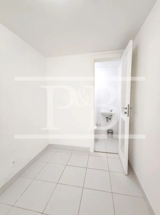 4-bedroom apartment with balcony, 300 m² — photo 33