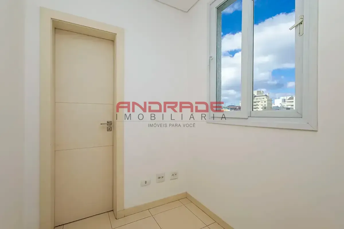 Apartment with 3 bedrooms and glass balcony — photo 23