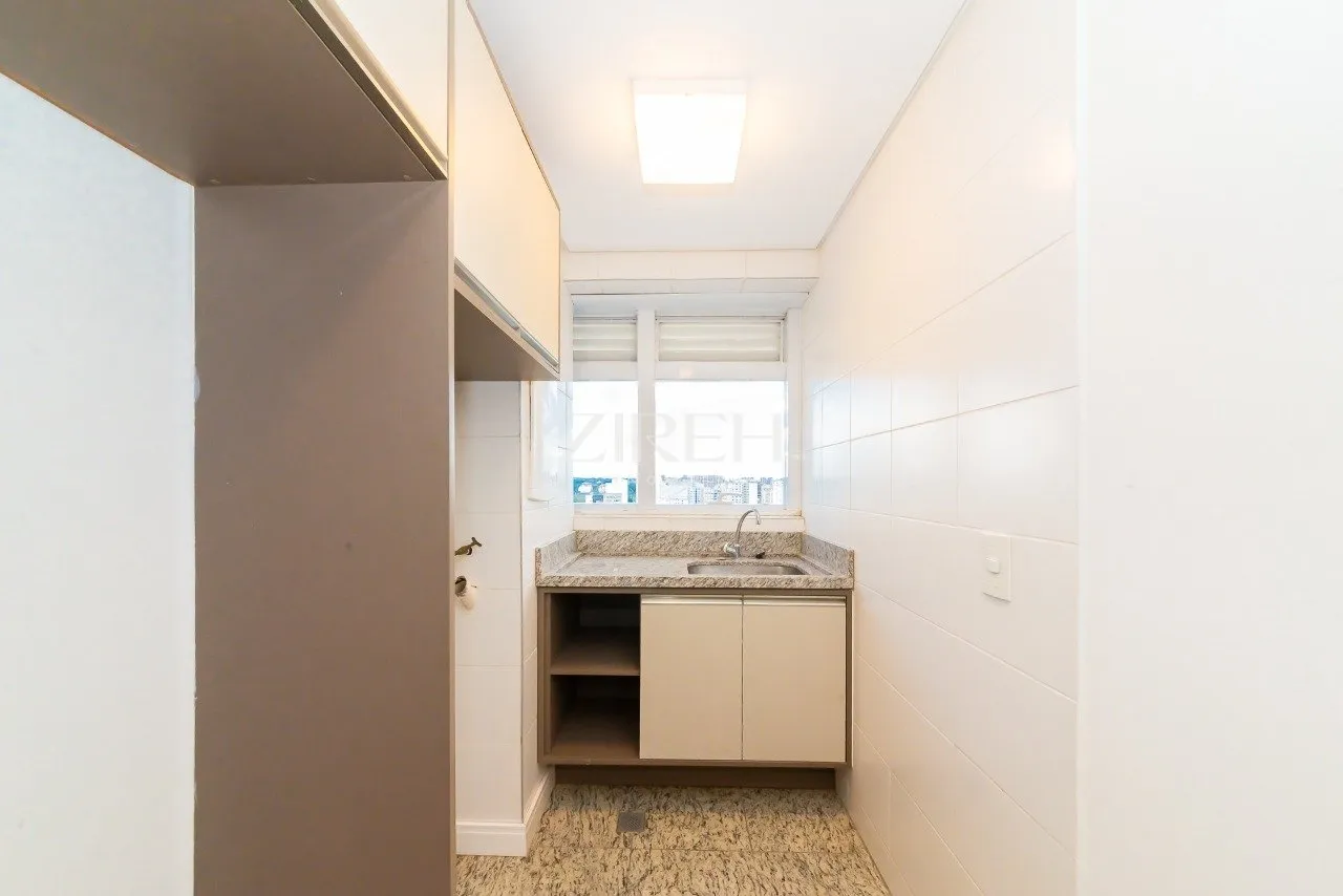 Glass-enclosed balcony in a 2-bedroom apartment, 57 m² — photo 8