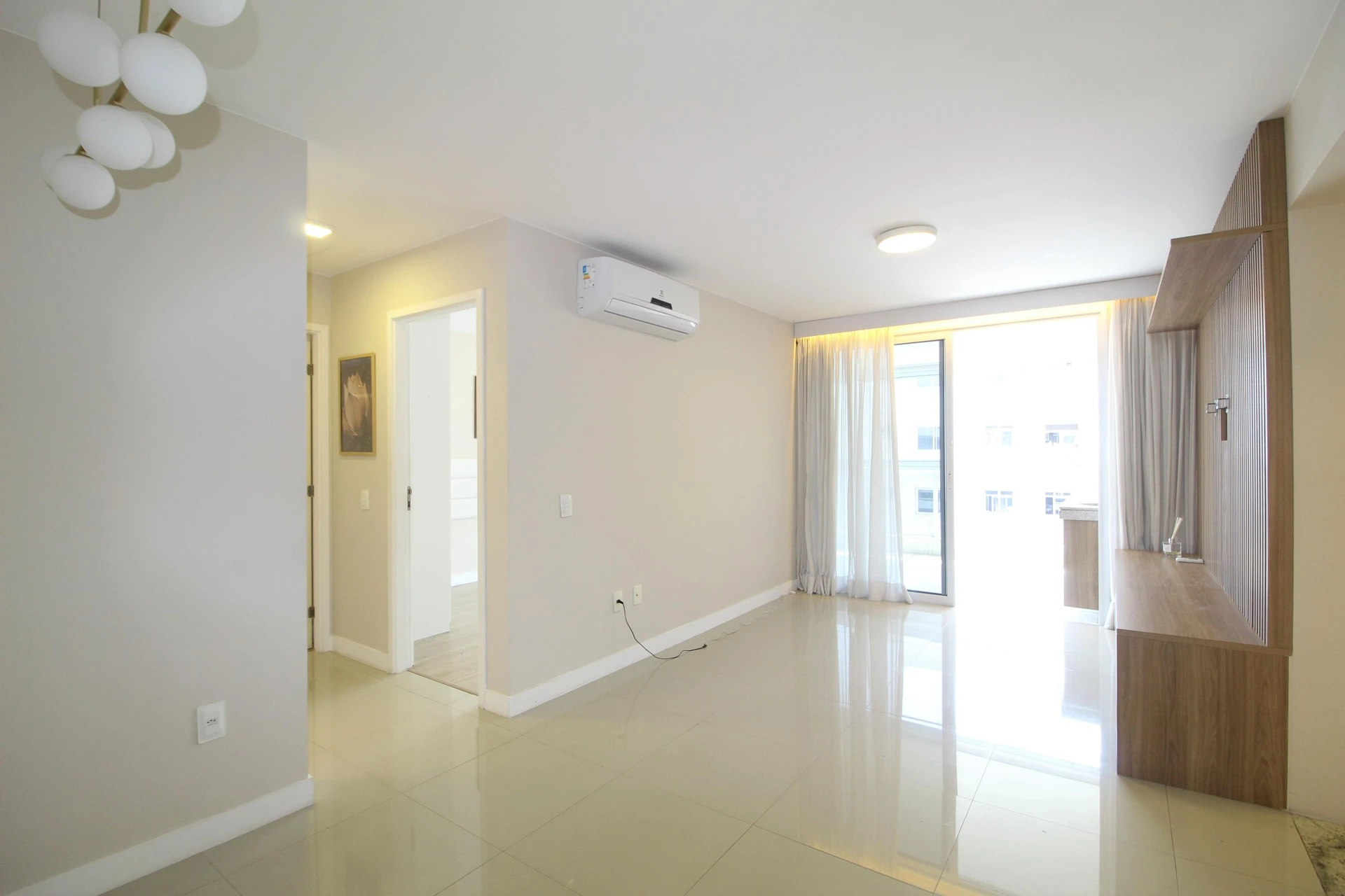 Balcony with a grill in a 2-bedroom apartment, 90 m² — photo 13