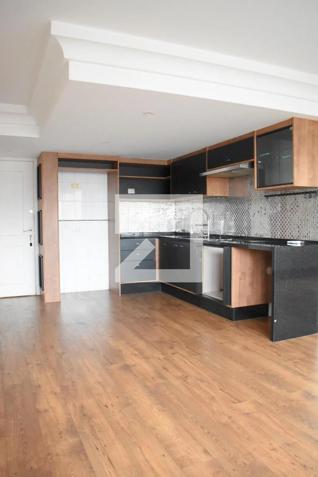 1-bedroom apartment with open-plan kitchen and pool — photo 14