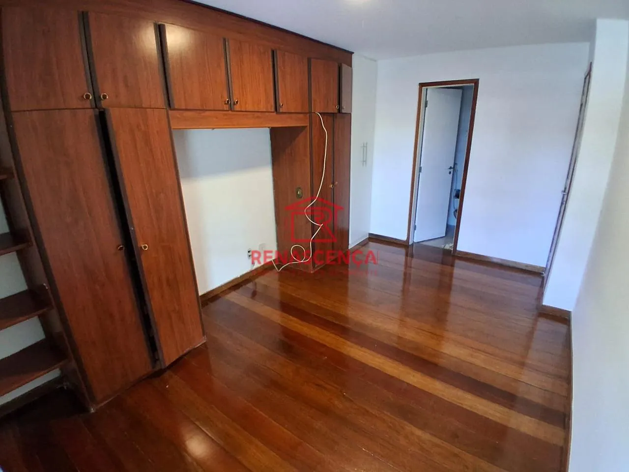 Apartamento sem mobília com 3 quartos, piso de madeira — photo 17