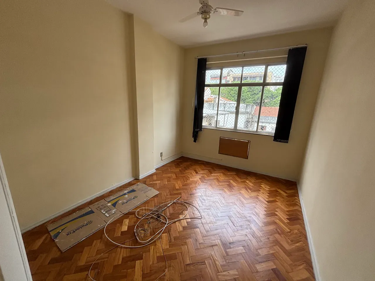 Wood or laminate floors in a 3-bedroom apartment, 100 m² — photo 4