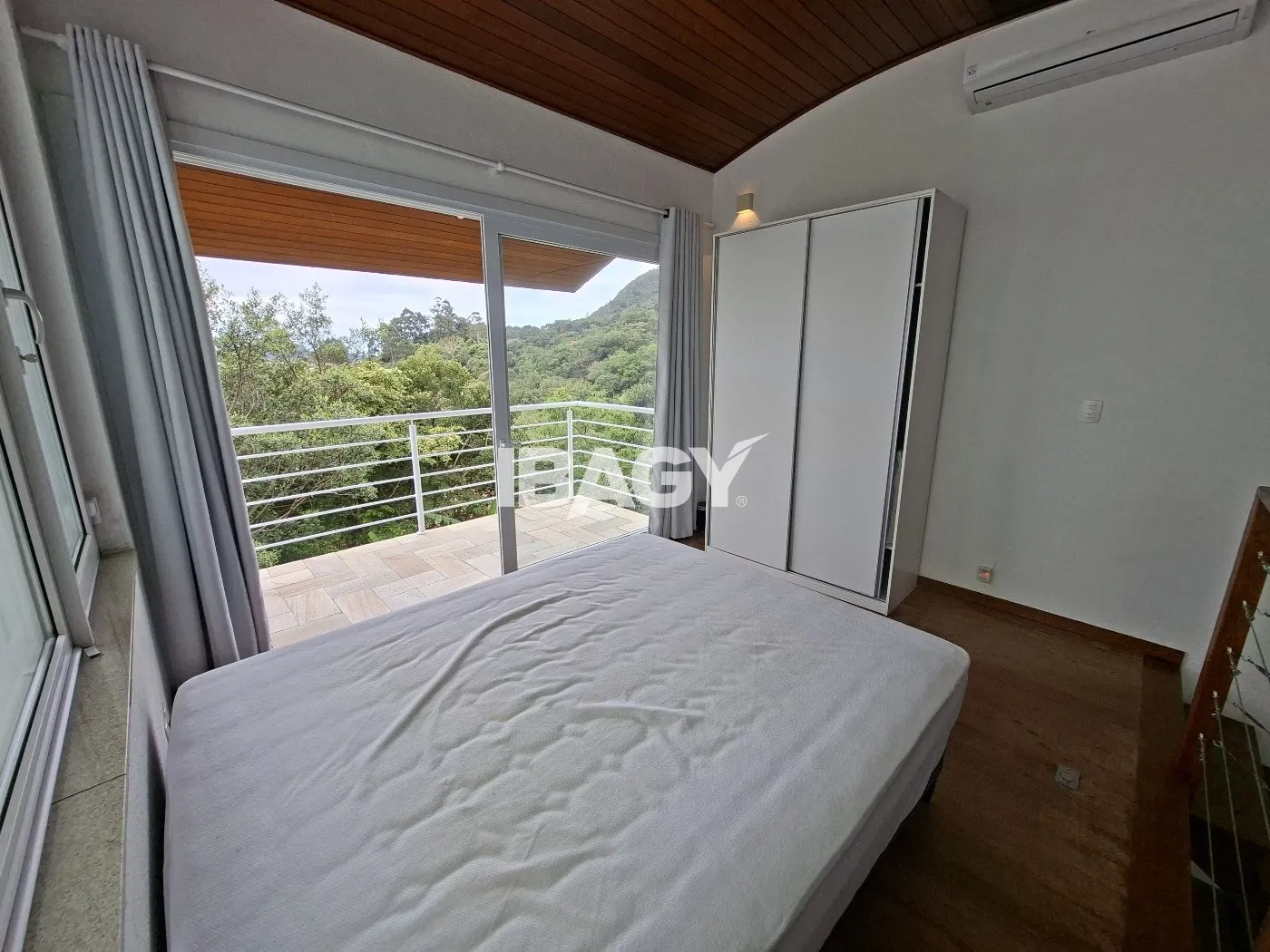 Furnished apartment, 50 m², with floor-to-ceiling windows — photo 11