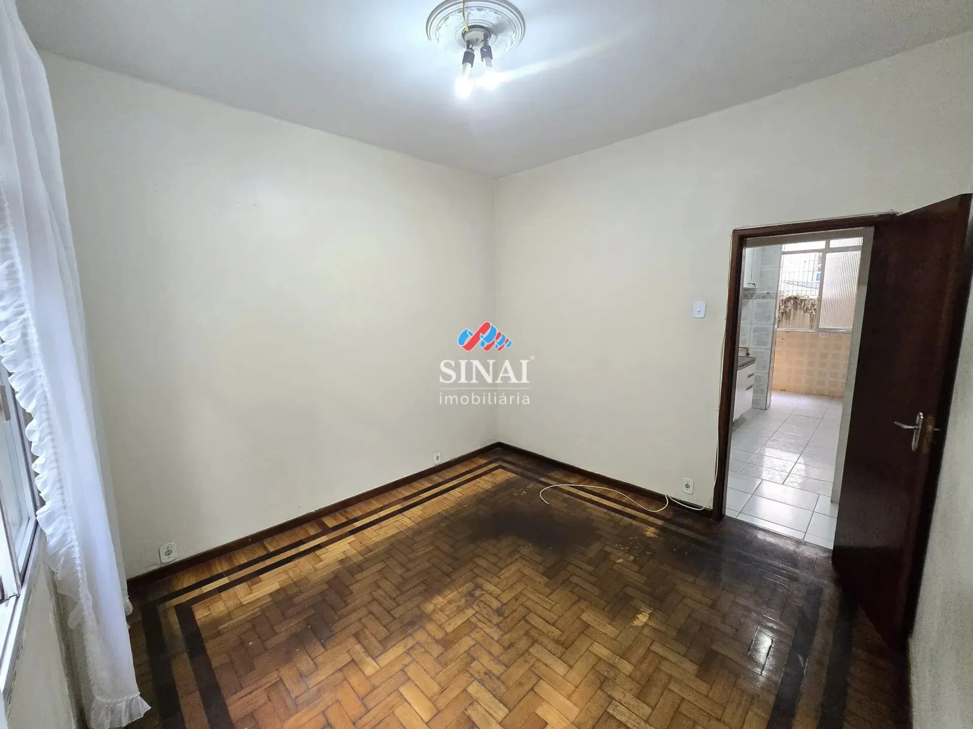 2-bedroom apartment with wood or laminate floors — photo 7