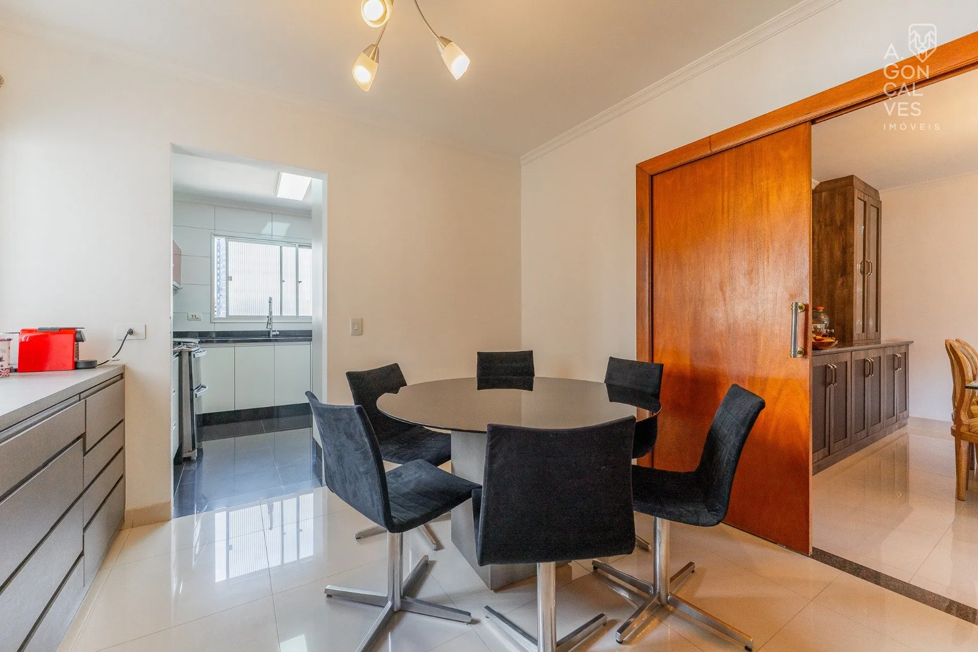Furnished 219 m² apartment with 4 bedrooms and 2 parking spots — photo 12
