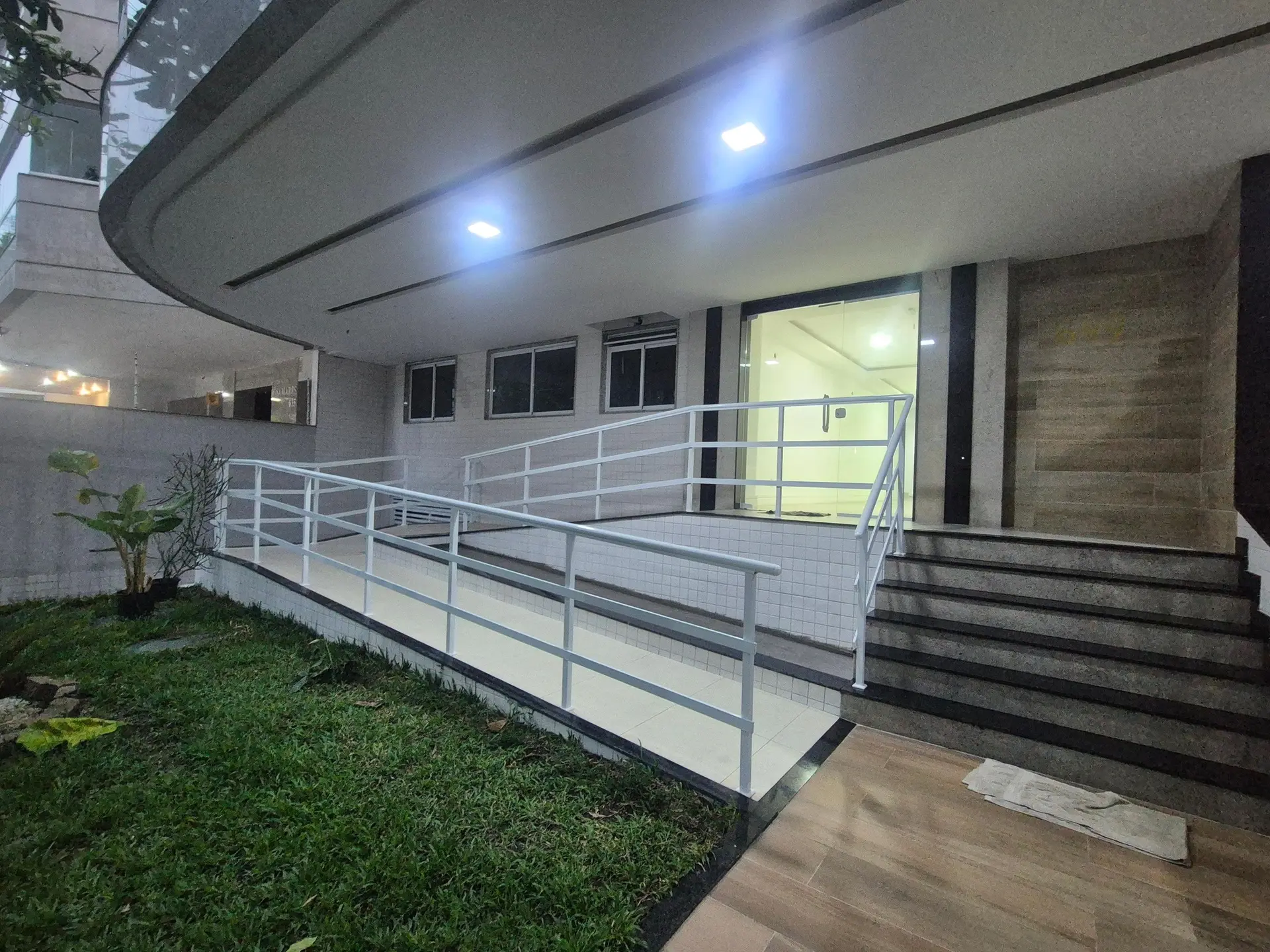 3-bedroom apartment with a grill on the balcony — photo 45