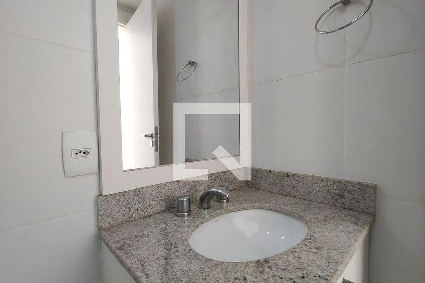 2-bedroom apartment in a building with a gym — photo 2