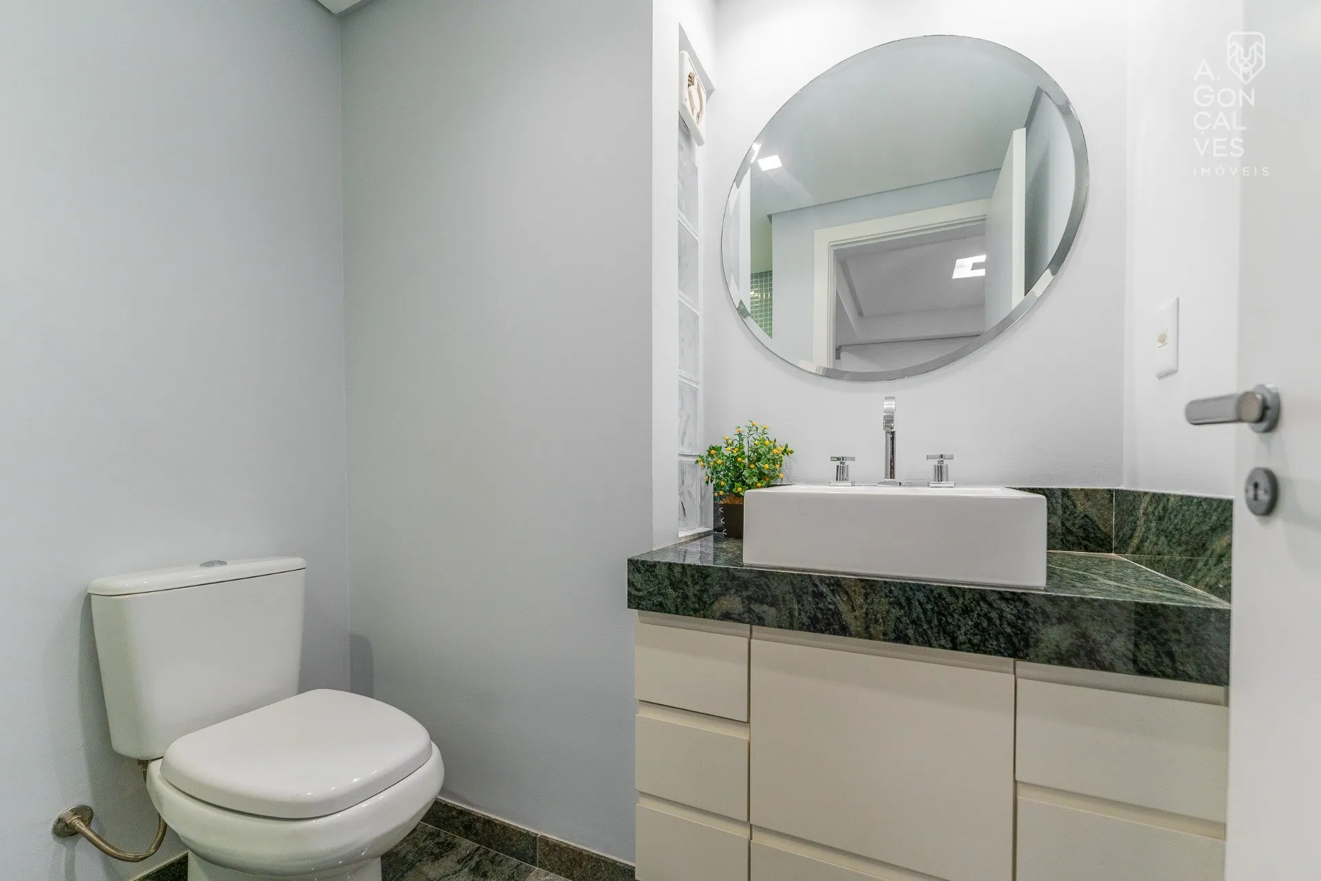 Furnished apartment with 4 bedrooms and 4 bathrooms — photo 18
