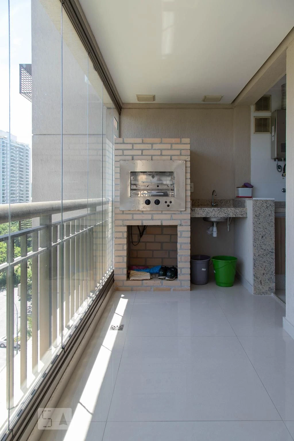 Balcony with a grill in a 2-bedroom apartment, 90 m² — photo 9