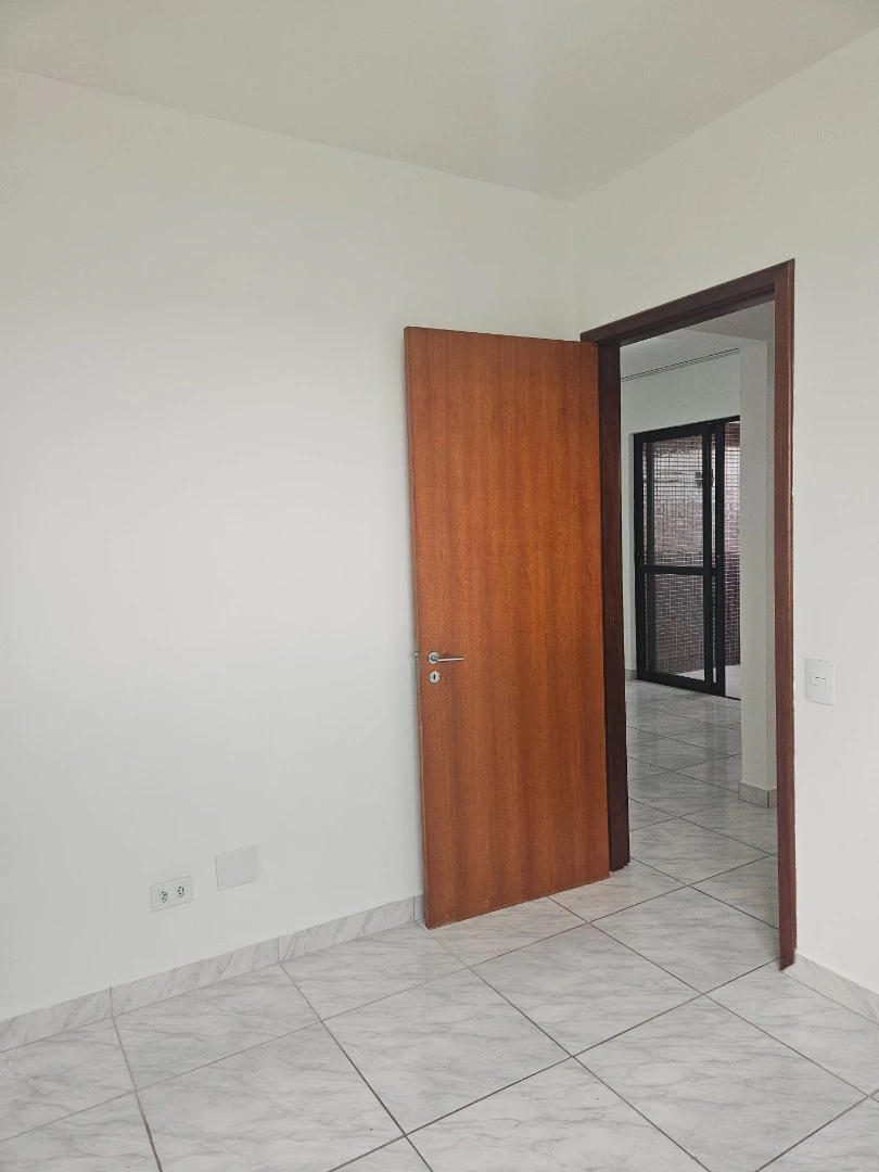 2-bedroom apartment with no parking and a closed kitchen — photo 16