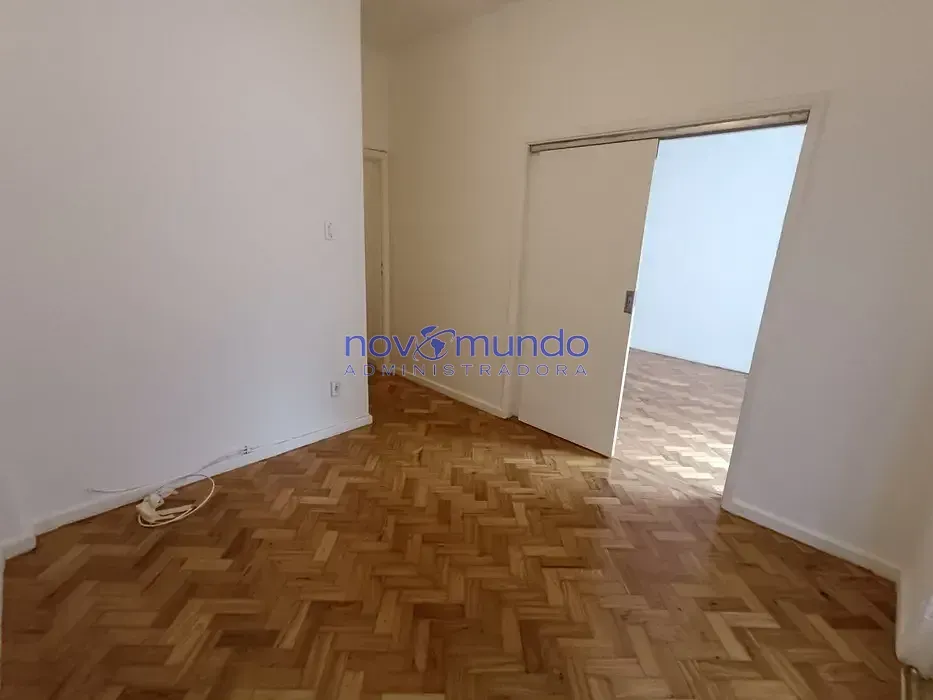 Apartamento de 3 quartos com piso de madeira ou laminado — photo 13