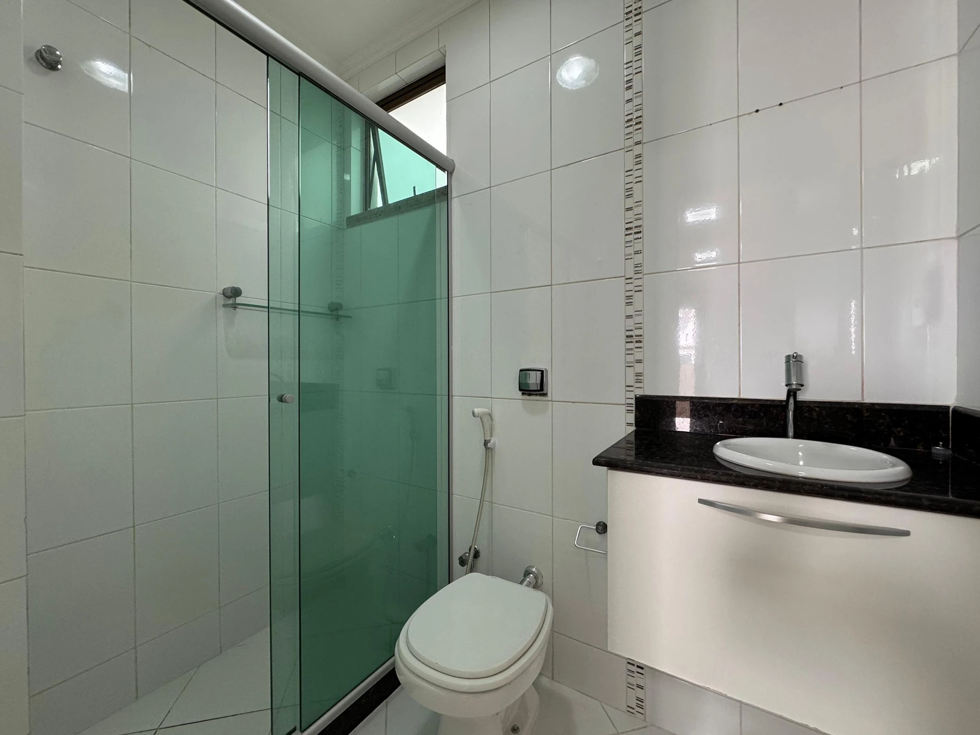 Unfurnished 3-bedroom apartment with a glassed balcony — photo 36