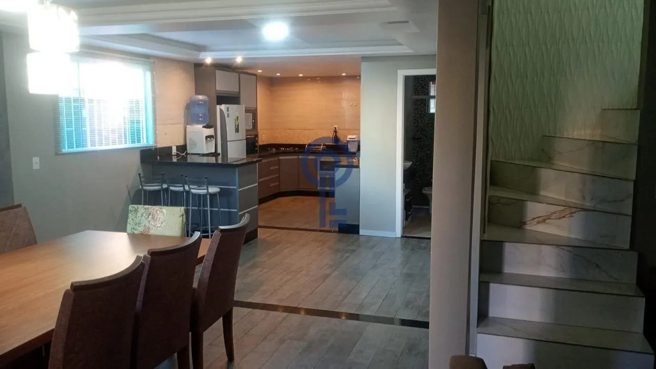 3 en-suite bedrooms in a 240 m² house with balcony — photo 17