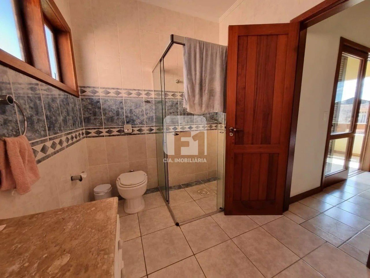 Casa de 5 dormitorios con balcón cerrado con vidrio — photo 4
