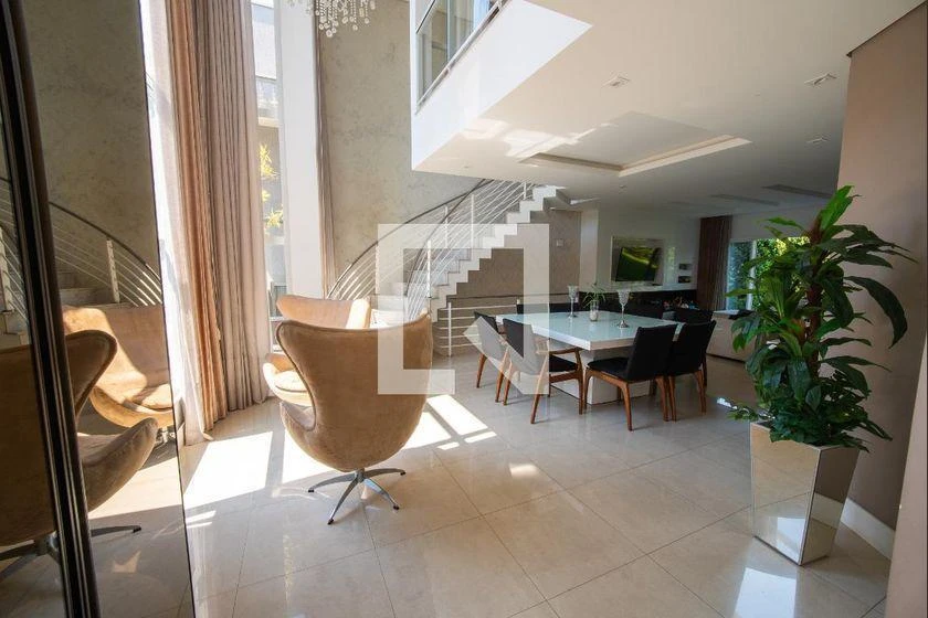 309 m² house with 3 bedrooms and 6 parking spots