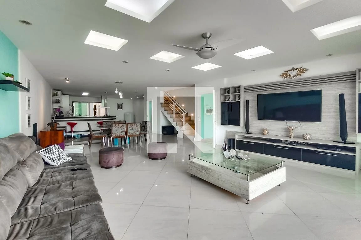 460 m² house with a water view and a private pool