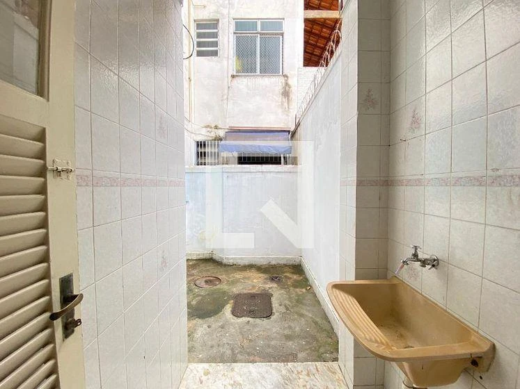 Wood or laminate floors in a one-bedroom apartment, 50 m² — photo 11