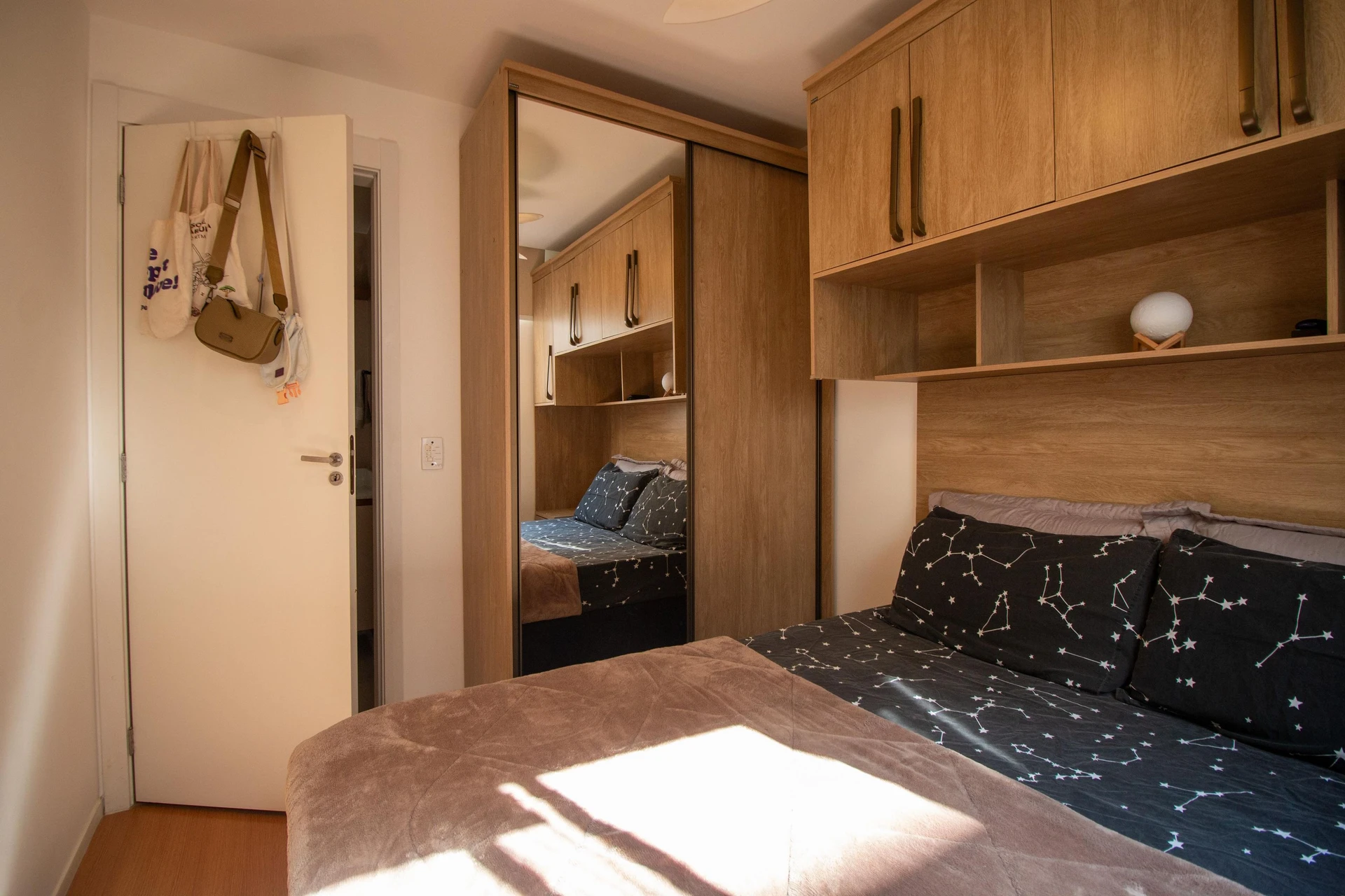 One-bedroom apartment in a building with a gym — photo 2