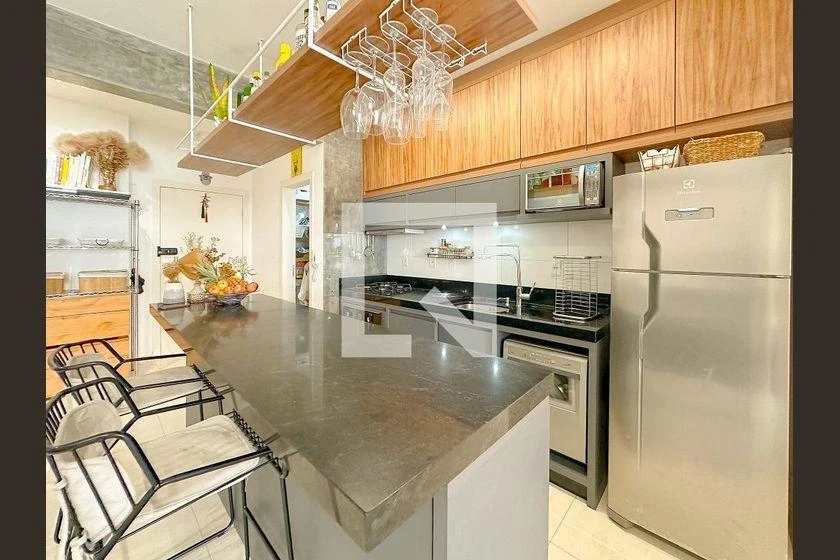 Balcony with a grill in a 2-bedroom apartment, 92 m² — photo 2