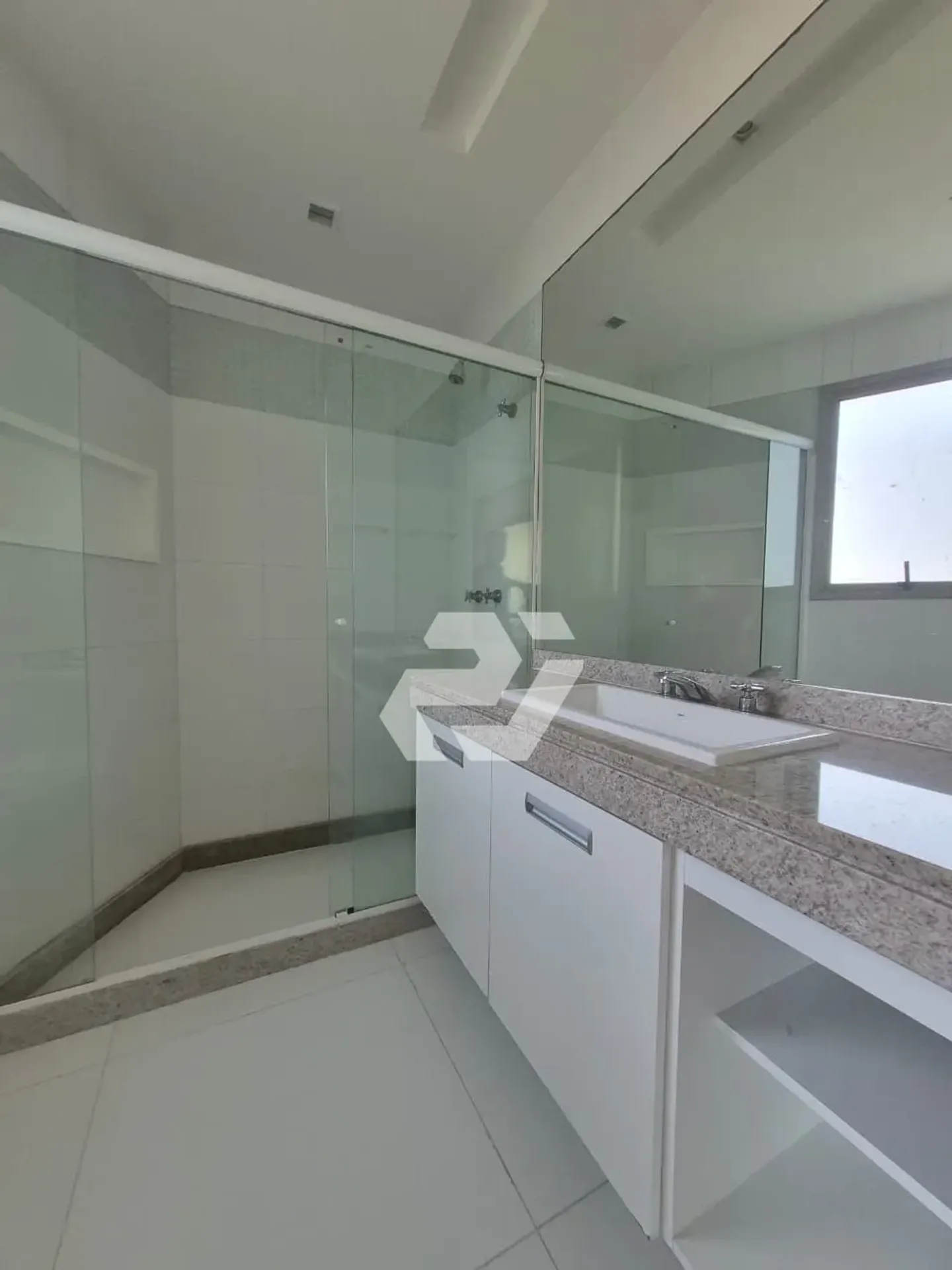 Apartment with 4 en-suite bedrooms and private garden — photo 28