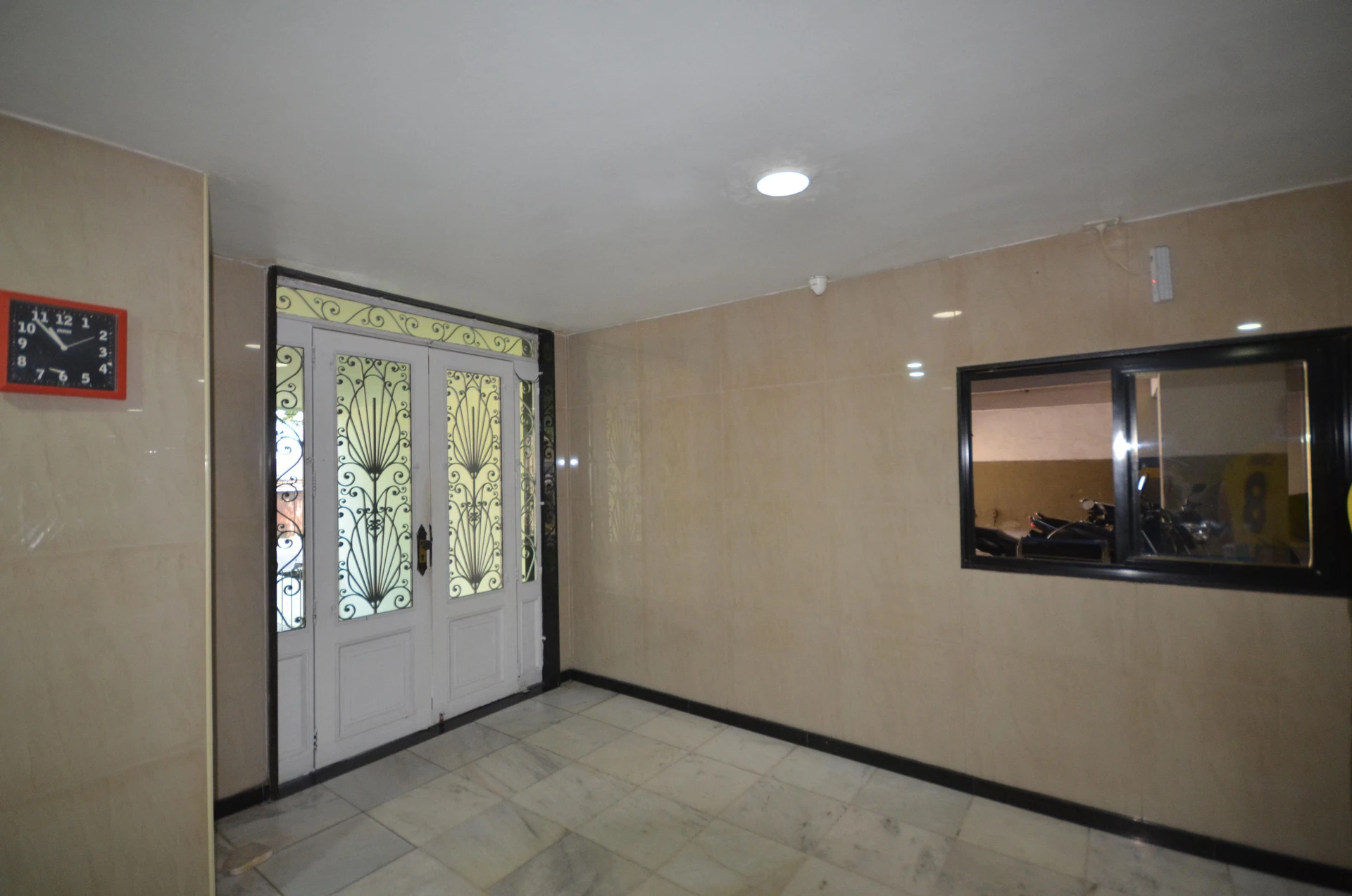 Unfurnished 2-bedroom apartment with a private garden — photo 39