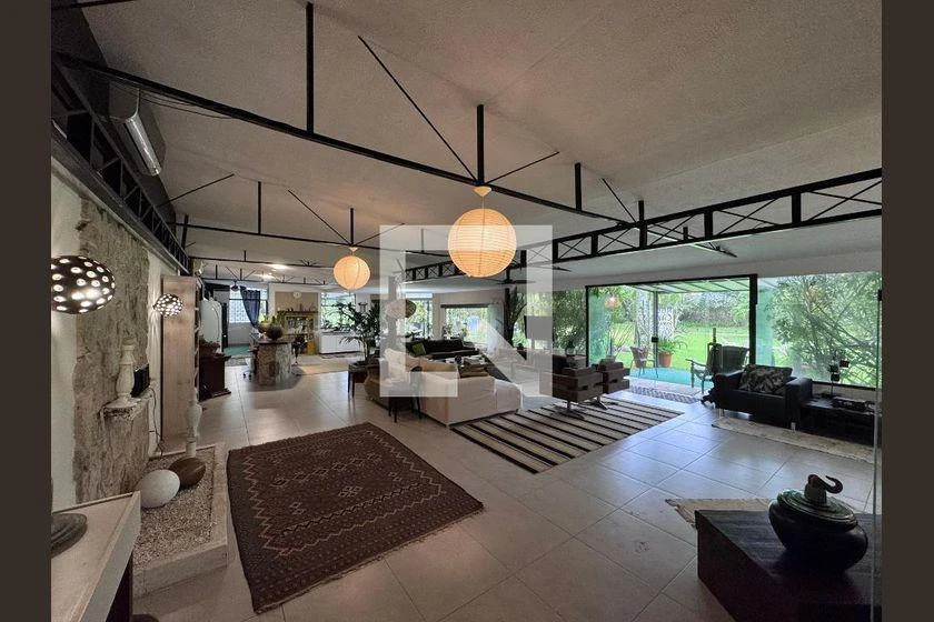 Casa mobiliada com 3 suítes e cozinha em conceito aberto