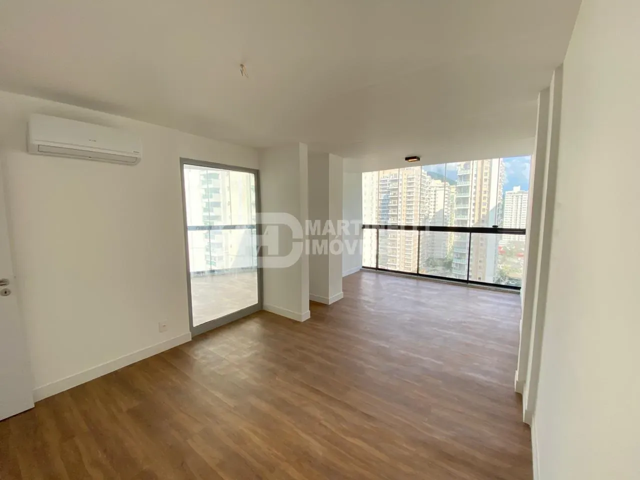 Glass-enclosed balcony in a 3-bedroom apartment, 119 m² — photo 17