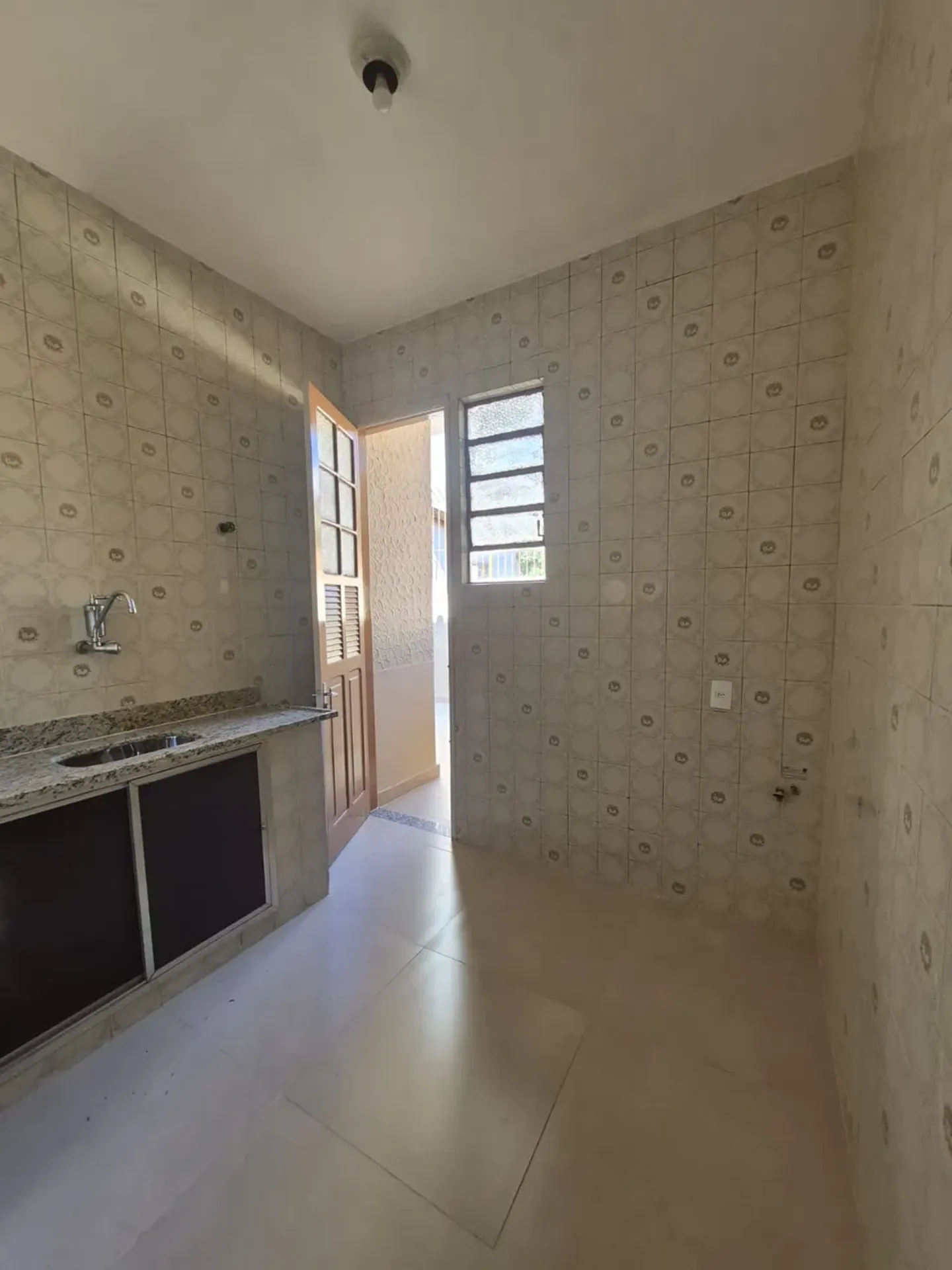Apartamento sem mobília com cozinha planejada e tanque — photo 18