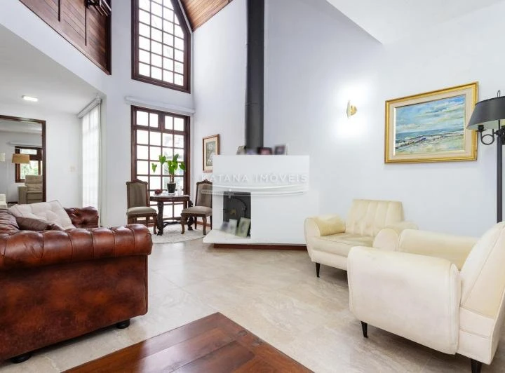 Casa de 4 dormitórios com 3 suítes e 970 m²