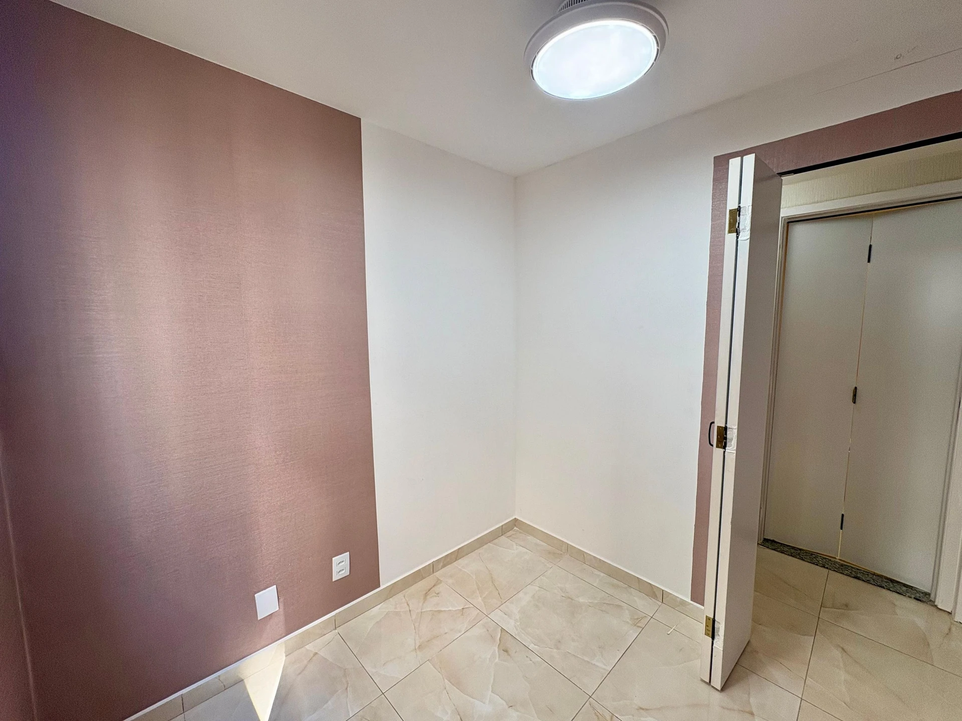 2-bedroom apartment in a building with a gym — photo 16