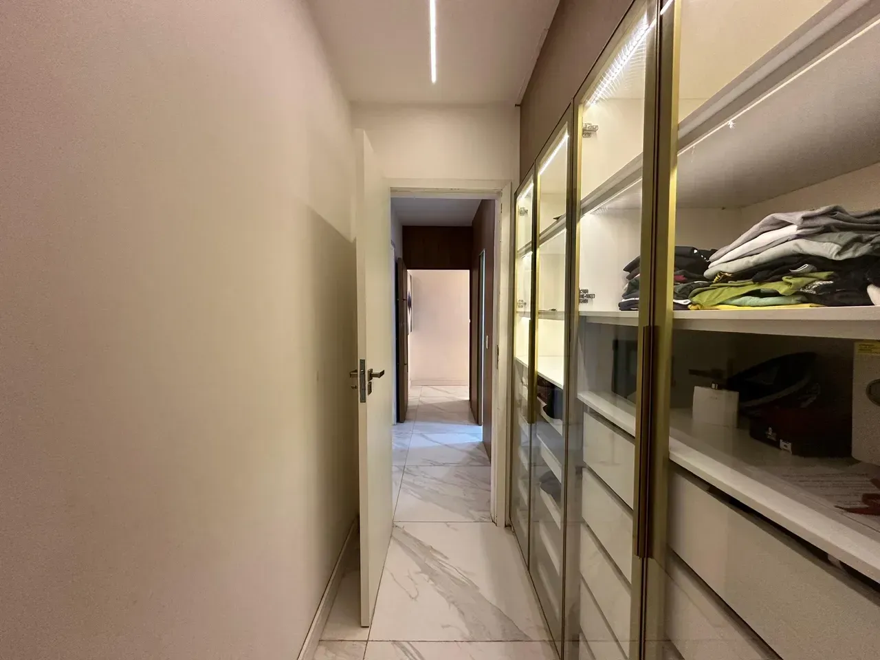 Furnished 250 m² apartment with 4 bedrooms and 5 bathrooms — photo 42
